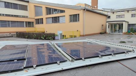 Del strehe s sončnimi paneli 2